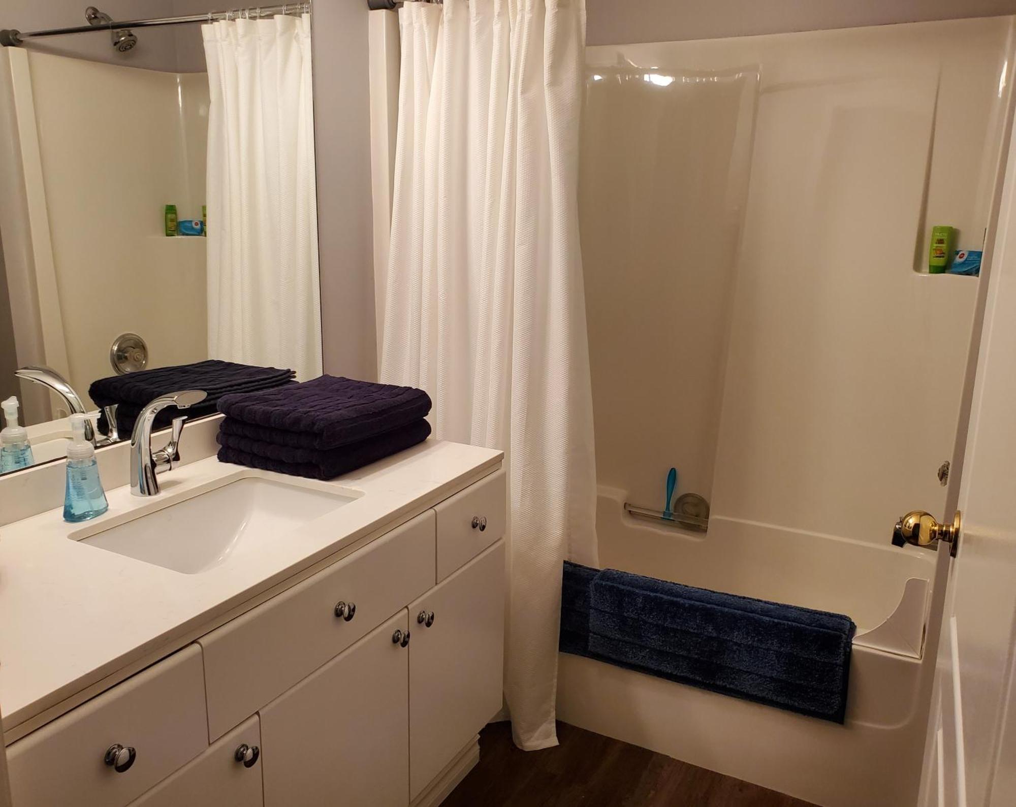 Comfy King Bed, Large Private Basement Suite, Smart Tv In Penticton- Of Peaches And Beaches Appartement