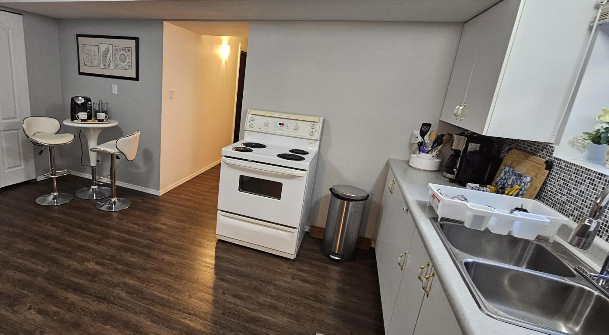 Comfy King Bed, Large Private Basement Suite, Smart Tv In Penticton- Of Peaches And Beaches Appartement Penticton