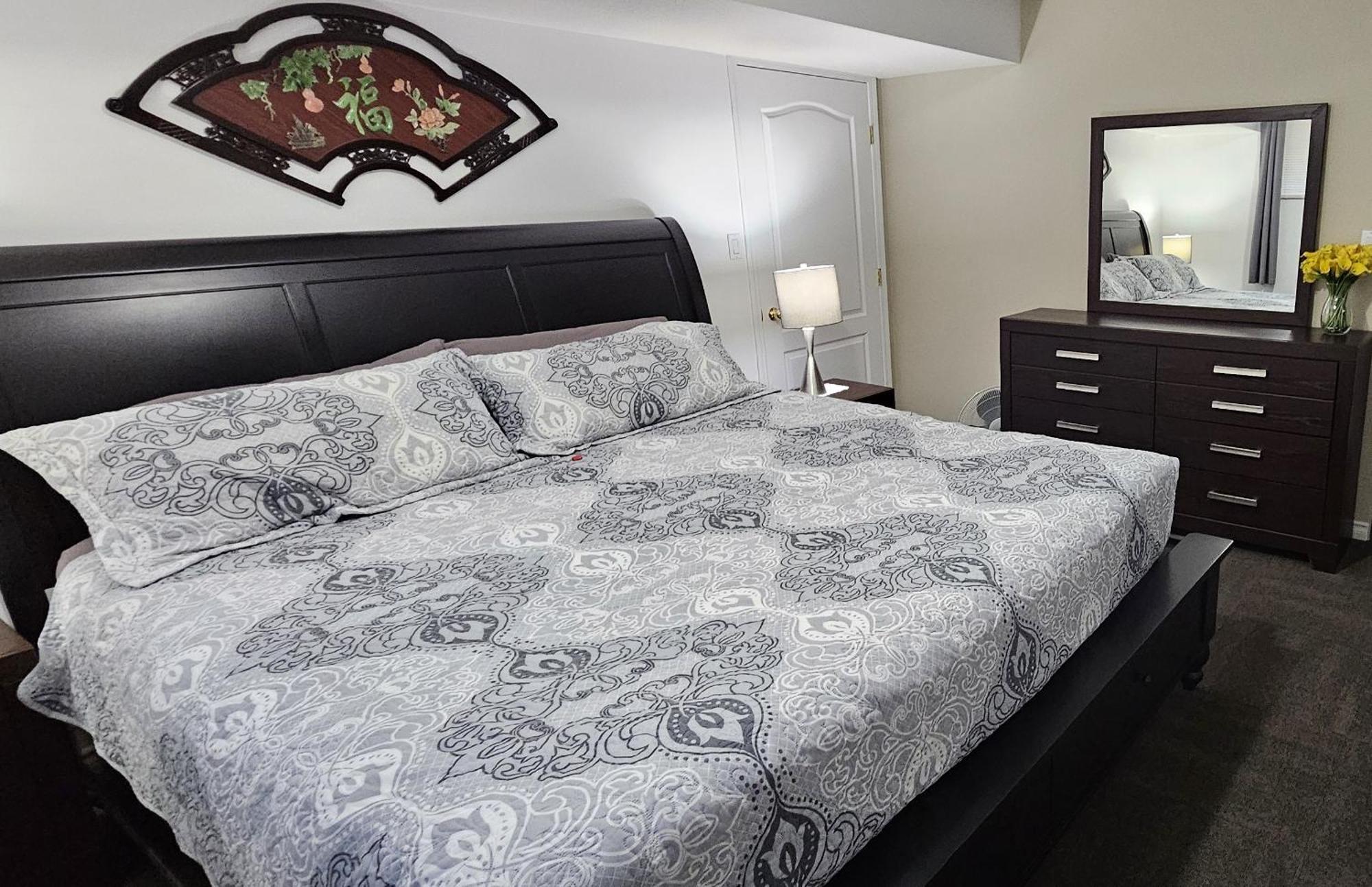Comfy King Bed, Large Private Basement Suite, Smart Tv In Penticton- Of Peaches And Beaches Penticton