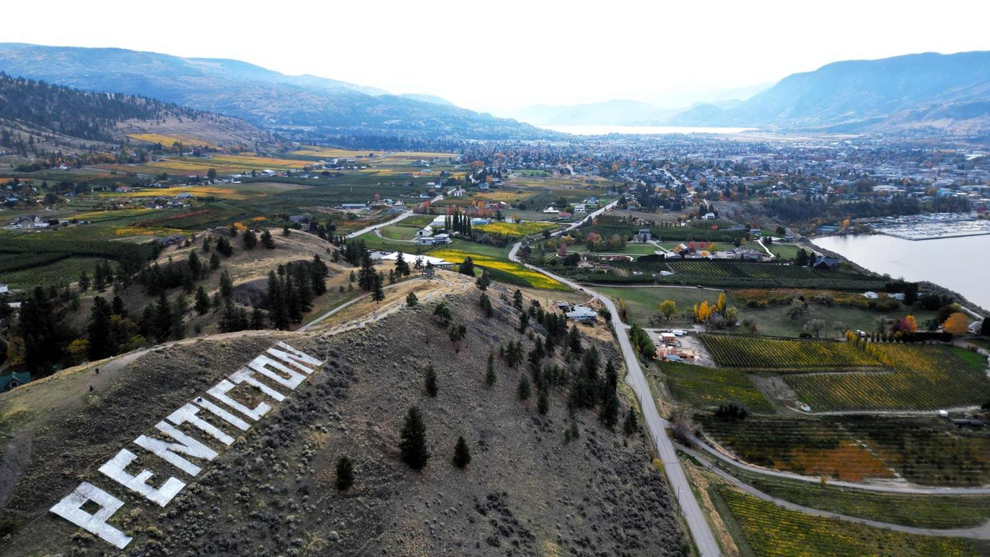 Comfy King Bed, Large Private Basement Suite, Smart Tv In Penticton- Of Peaches And Beaches *