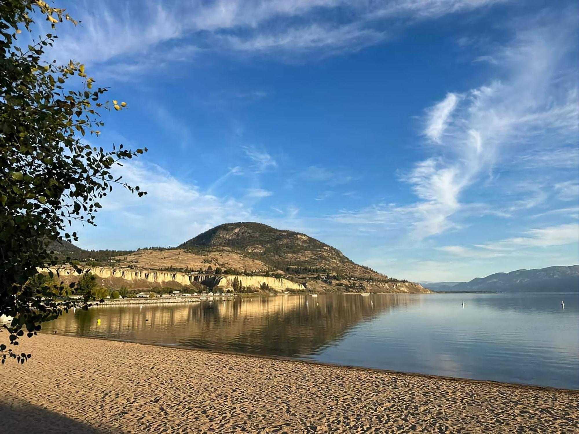 Comfy King Bed, Large Private Basement Suite, Smart Tv In Penticton- Of Peaches And Beaches Penticton