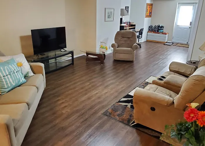 Comfy King Bed, Large Private Basement Suite, Smart Tv In Penticton- City Of Peaches And Beaches