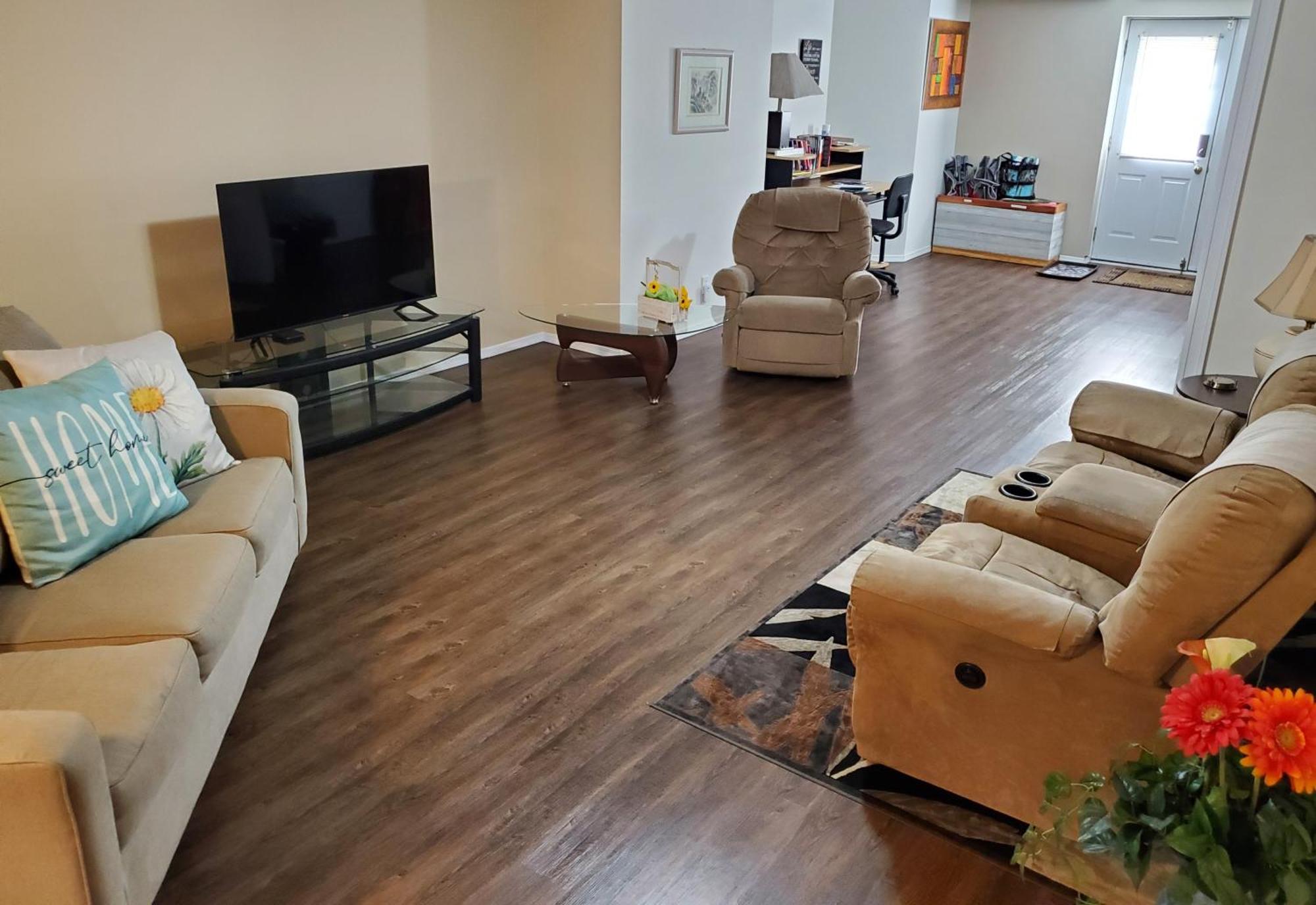 Apartment Comfy King Bed, Large Private Basement Suite, Smart Tv In Penticton- Of Peaches And Beaches